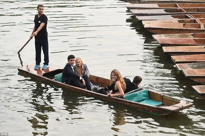 Khi những sinh vi&ecirc;n đầu to mắt cận của ĐH Cambridge kết th&uacute;c năm học, họ cũng quẩy tới bến như ai - Ảnh 11.