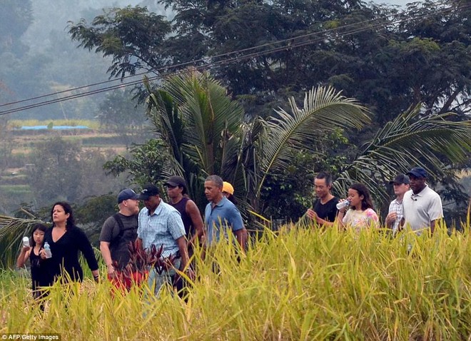 Gia đình cựu Tổng thống Obama đi dạo giữa cánh đồng lúa trong kỳ nghỉ dưỡng tại Indonesia - Ảnh 1.