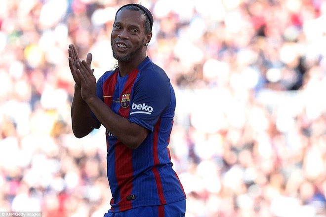 Ronaldinho xâu kim đẳng cấp trong trận đấu với huyền thoại Man Utd - Ảnh 2.