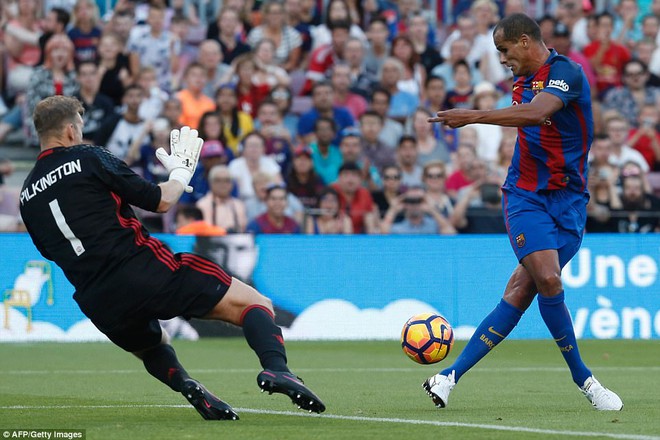 Ronaldinho xâu kim đẳng cấp trong trận đấu với huyền thoại Man Utd - Ảnh 4.