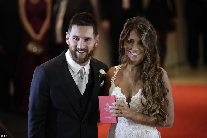 Messi trao nhẫn cưới, hôn say đắm Antonella trong giây phút hạnh phúc nhất cuộc đời - Ảnh 4.