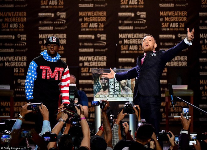 Lần đầu chạm mặt, McGregor dọa đấm Mayweather bất tỉnh - Ảnh 1.