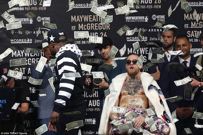 Mayweather ném tiền thật vào người Gã điên McGregor - Ảnh 2.