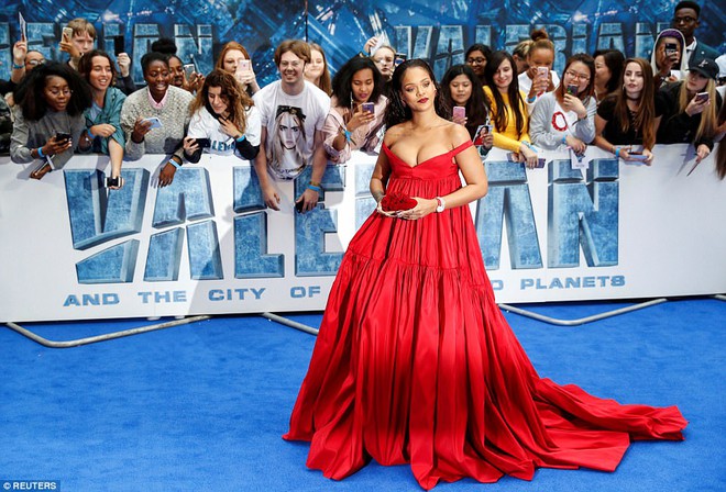 Rihanna g&acirc;y phản cảm v&igrave; diện v&aacute;y trễ nải v&agrave; o &eacute;p v&ograve;ng 1 qu&aacute; đ&agrave; giữa sự kiện - Ảnh 7.