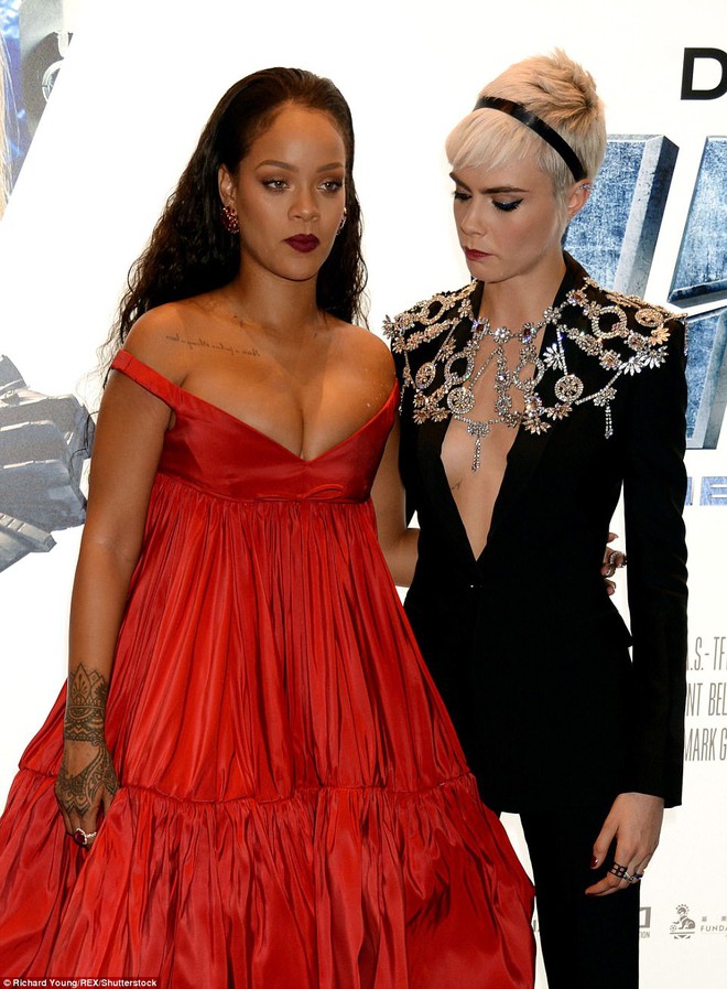 Rihanna g&acirc;y phản cảm v&igrave; diện v&aacute;y trễ nải v&agrave; o &eacute;p v&ograve;ng 1 qu&aacute; đ&agrave; giữa sự kiện - Ảnh 3.