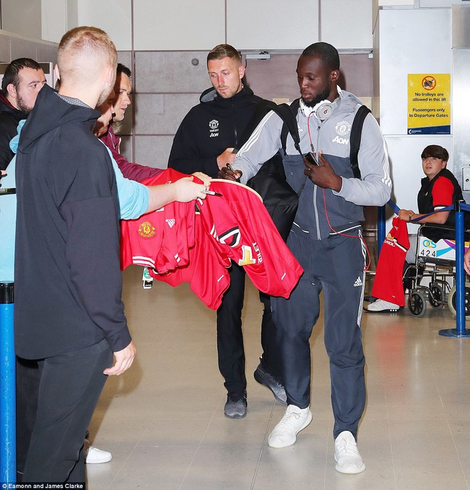 Luke Shaw buồn bã trở về Anh cùng dàn sao Man Utd - Ảnh 4.