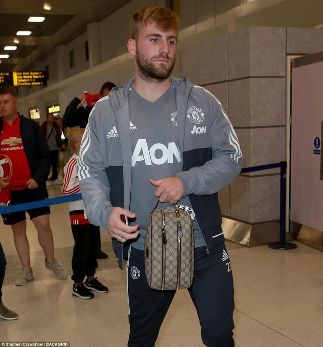 Luke Shaw buồn bã trở về Anh cùng dàn sao Man Utd - Ảnh 2.