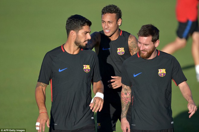 Neymar nổi đi&ecirc;n su&yacute;t đ&aacute;nh đồng đội tr&ecirc;n s&acirc;n tập - Ảnh 4.
