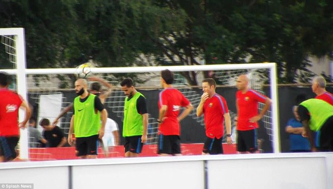 Neymar nổi đi&ecirc;n su&yacute;t đ&aacute;nh đồng đội tr&ecirc;n s&acirc;n tập - Ảnh 2.