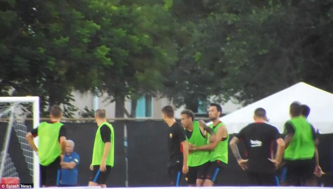 Neymar nổi đi&ecirc;n su&yacute;t đ&aacute;nh đồng đội tr&ecirc;n s&acirc;n tập - Ảnh 3.