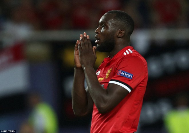 Lukaku bị fan Man Utd ném đá không tiếc tay vì bỏ lỡ khó tin - Ảnh 4.