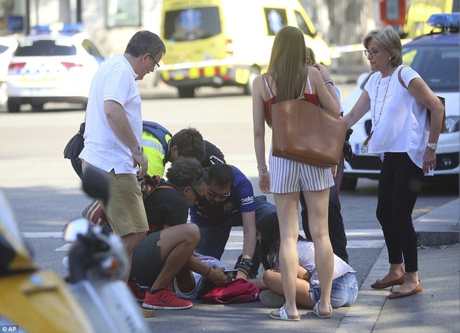 Khung cảnh hỗn loạn tại Barcelona sau vụ lao xe: Ít nhất 13 người đã thiệt mạng và hàng chục người bị thương - Ảnh 13.
