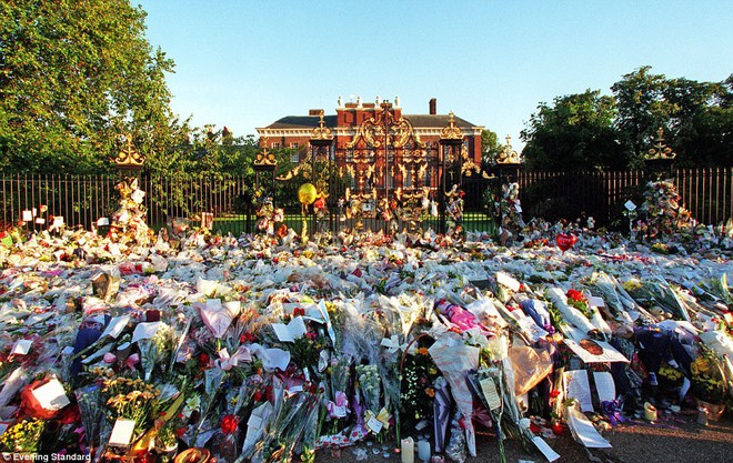 20 năm sau ngày mất Công nương Diana, Cung điện Kensington lại ngập tràn hoa tươi tưởng niệm - Ảnh 2.