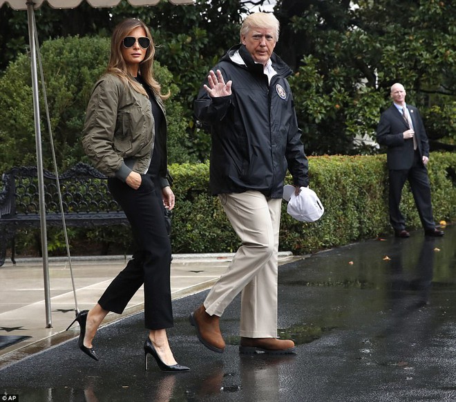 Sau khi gây xôn xao, bà Melania Trump đã thay giày cao gót bằng sneaker trắng khi tới thăm Texas sau siêu bão Harvey - Ảnh 1.