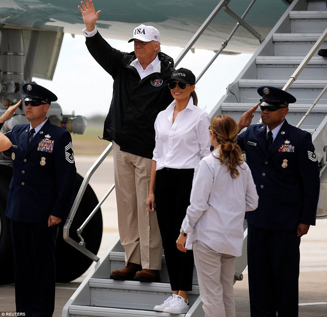 Sau khi g&acirc;y x&ocirc;n xao, b&agrave; Melania Trump đ&atilde; thay gi&agrave;y cao g&oacute;t bằng sneaker trắng khi tới thăm Texas sau si&ecirc;u b&atilde;o Harvey - Ảnh 3.