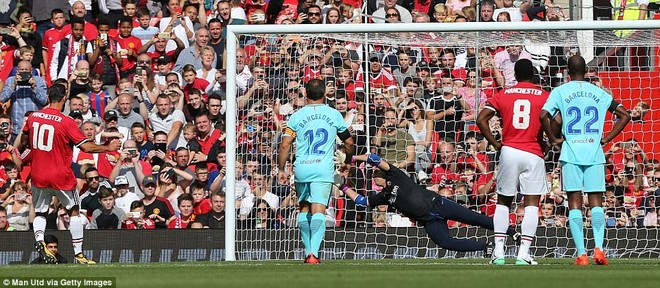 Huyền thoại Van Nistelrooy ghi bàn vào lưới Barca ngày trở lại Man Utd - Ảnh 2.