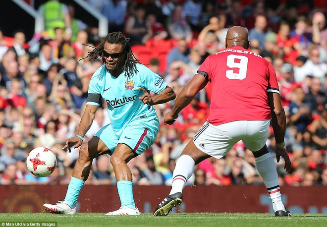 Huyền thoại Van Nistelrooy ghi bàn vào lưới Barca ngày trở lại Man Utd - Ảnh 5.