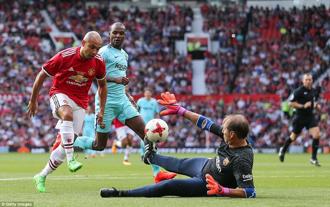 Huyền thoại Van Nistelrooy ghi bàn vào lưới Barca ngày trở lại Man Utd - Ảnh 4.