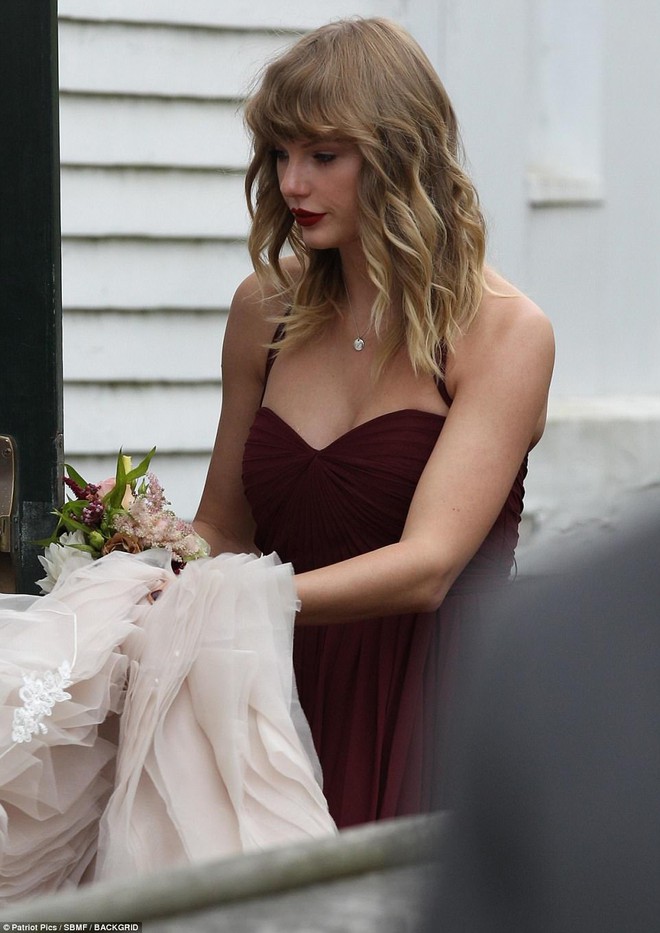 Hết đanh đá như trong MV, Taylor Swift hóa phù dâu xinh đẹp gợi cảm tại đám cưới bạn thân - Ảnh 2.