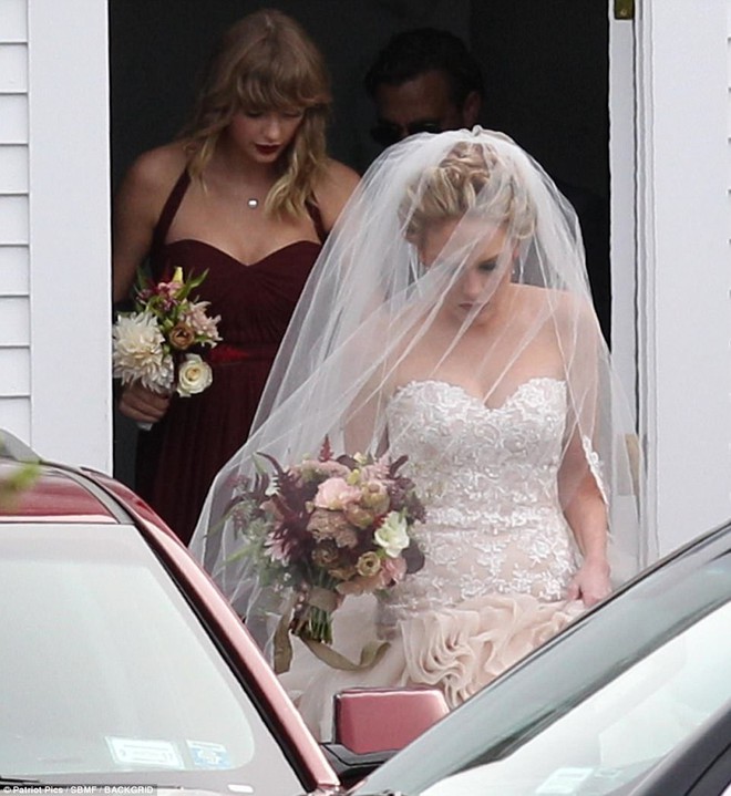 Hết đanh đá như trong MV, Taylor Swift hóa phù dâu xinh đẹp gợi cảm tại đám cưới bạn thân - Ảnh 7.