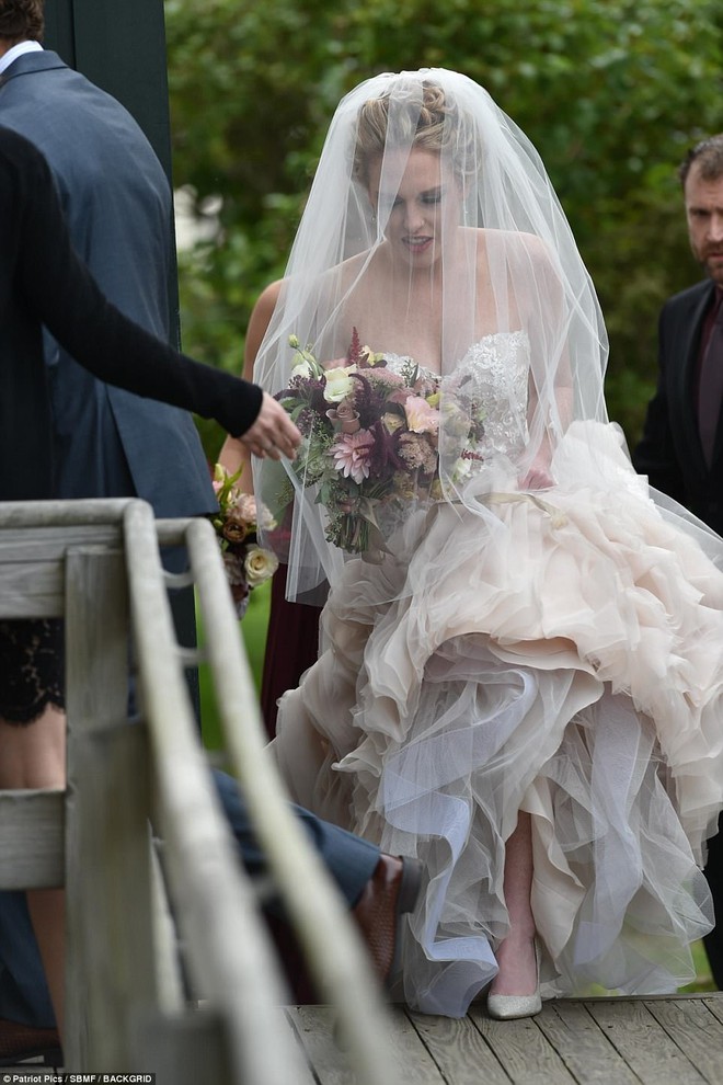 Hết đanh đá như trong MV, Taylor Swift hóa phù dâu xinh đẹp gợi cảm tại đám cưới bạn thân - Ảnh 9.