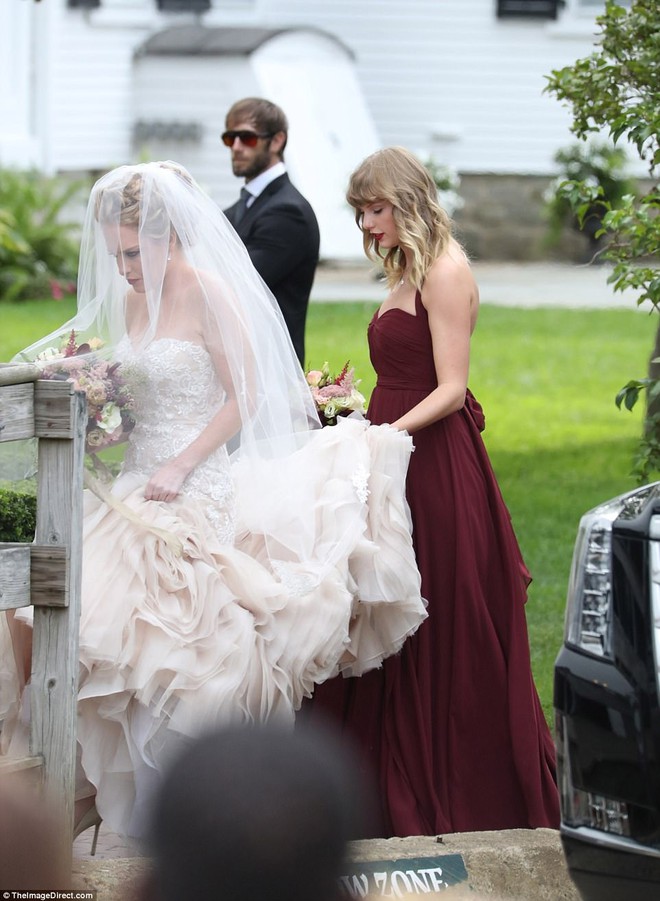 Hết đanh đá như trong MV, Taylor Swift hóa phù dâu xinh đẹp gợi cảm tại đám cưới bạn thân - Ảnh 8.