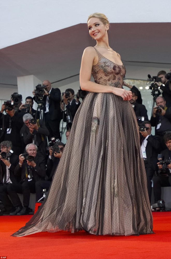 Jennifer Lawrence lộng lẫy như nữ thần, suýt hớ hênh ngực trên thảm đỏ LHP Venice - Ảnh 10.
