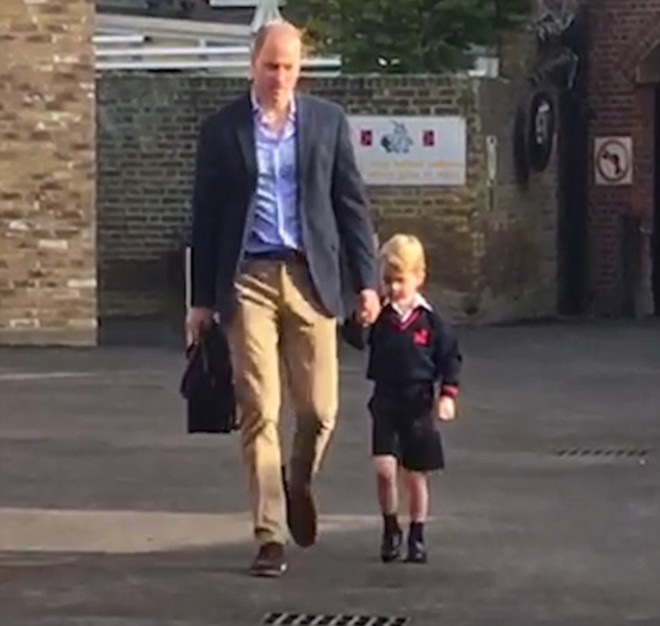 Mới ngày nào còn nhỏ xíu vậy mà hôm nay Hoàng tử bé Anh Quốc đã được cha đưa đi học mẫu giáo 4 tuổi rồi - Ảnh 2.