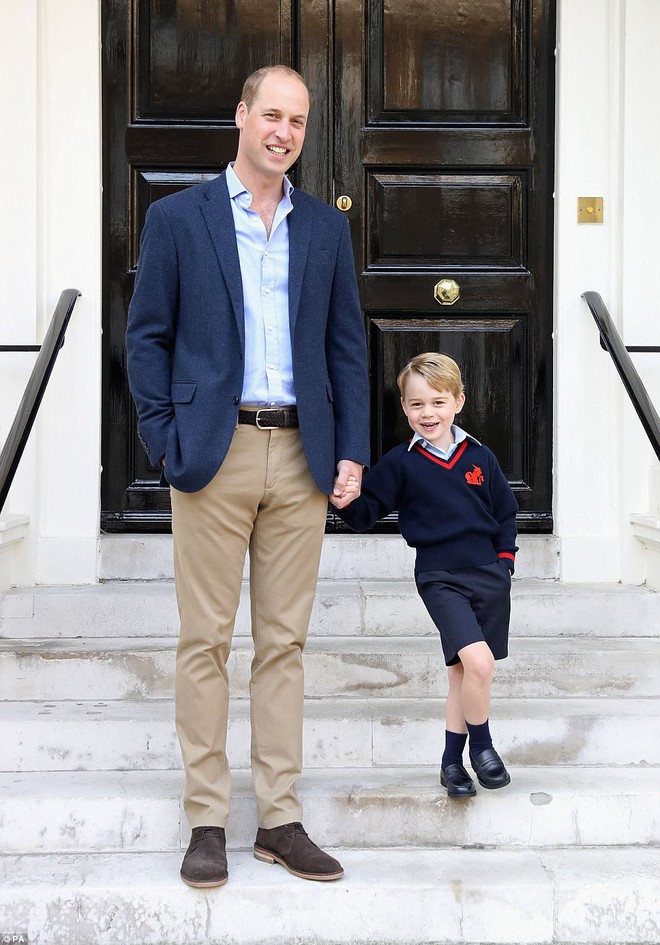 Cũng giống như bao em bé khác, đây là 2 tâm trạng khác biệt của Hoàng tử bé nước Anh trước và sau khi đến trường - Ảnh 1.