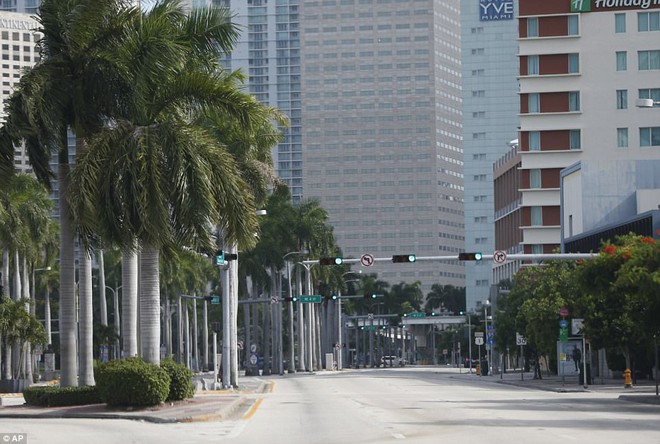 Florida vắng vẻ lạ thường trong cuộc sơ tán lớn nhất trong lịch sử Mỹ vì siêu bão quái vật Irma - Ảnh 4.