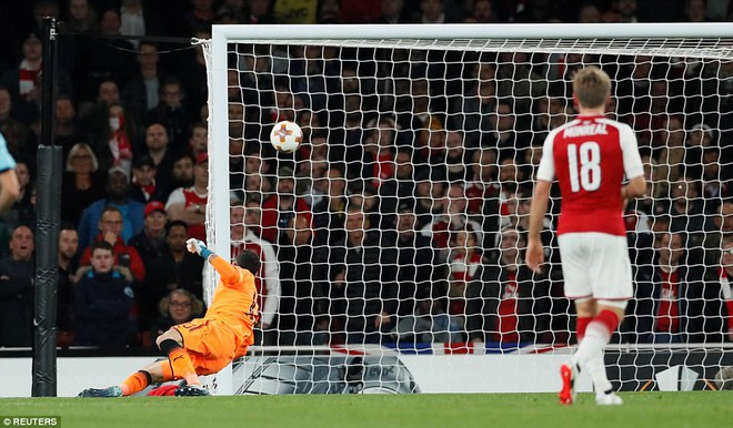 Arsenal thắng ngược Cologne trong trận đấu hỗn loạn trên khán đài Emirates - Ảnh 4.