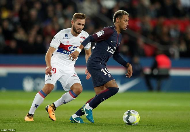 Neymar tranh s&uacute;t phạt đền với Cavani trong chiến thắng may mắn của PSG - Ảnh 5.