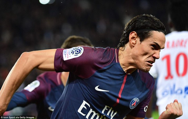Neymar tranh s&uacute;t phạt đền với Cavani trong chiến thắng may mắn của PSG - Ảnh 7.
