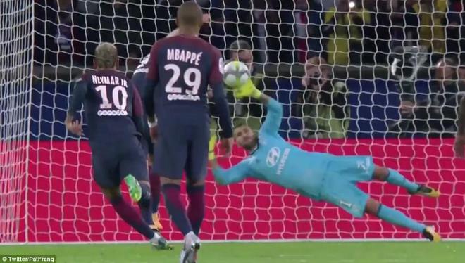Neymar tranh s&uacute;t phạt đền với Cavani trong chiến thắng may mắn của PSG - Ảnh 9.