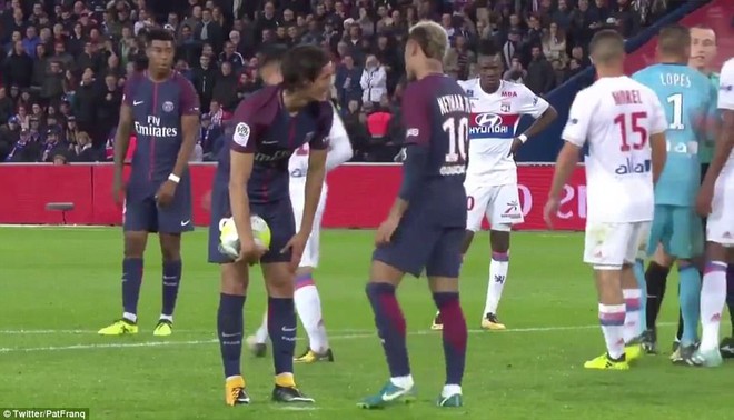 Neymar tranh sút phạt đền với Cavani trong chiến thắng may mắn của PSG - Ảnh 8.