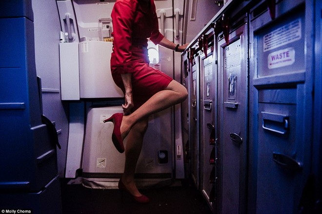 Chùm ảnh: Cuộc sống bí ẩn của các tiếp viên hàng không ở độ cao hơn 9.000m - Ảnh 1.