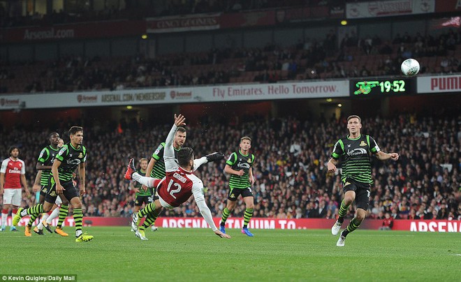 Theo Walcott giúp Arsenal vất vả vượt qua đội bóng hạng 3 - Ảnh 5.