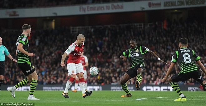 Theo Walcott giúp Arsenal vất vả vượt qua đội bóng hạng 3 - Ảnh 4.