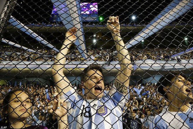 Argentina hòa thất vọng Peru, Messi nguy cơ ngồi nhà xem World Cup - Ảnh 9.