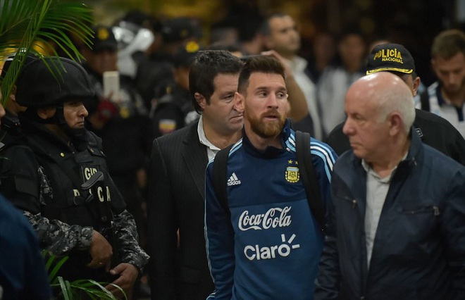 Cảnh sát Ecuador trang bị súng ống bảo vệ Messi và đội tuyển Argentina - Ảnh 1.