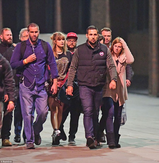 Taylor Swift mình dây ngày nào giờ lộ cặp đùi to, béo lên thấy rõ trên trường quay MV mới - Ảnh 6.