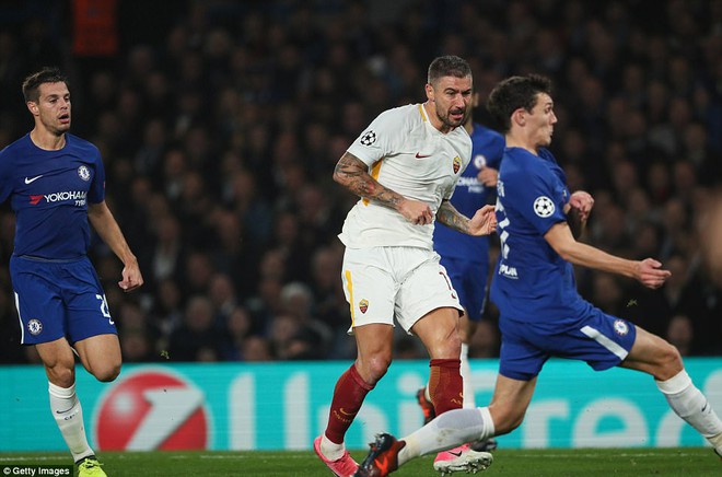 Hazard lập cú đúp giúp Chelsea thoát thua ngay tại Stamford Bridge - Ảnh 7.