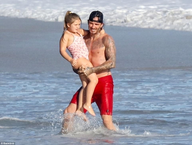 Harper giờ đã 6 tuổi nhưng với Beckham thì vẫn luôn là em bé nhỏ nhắn cần được bế bồng - Ảnh 2.