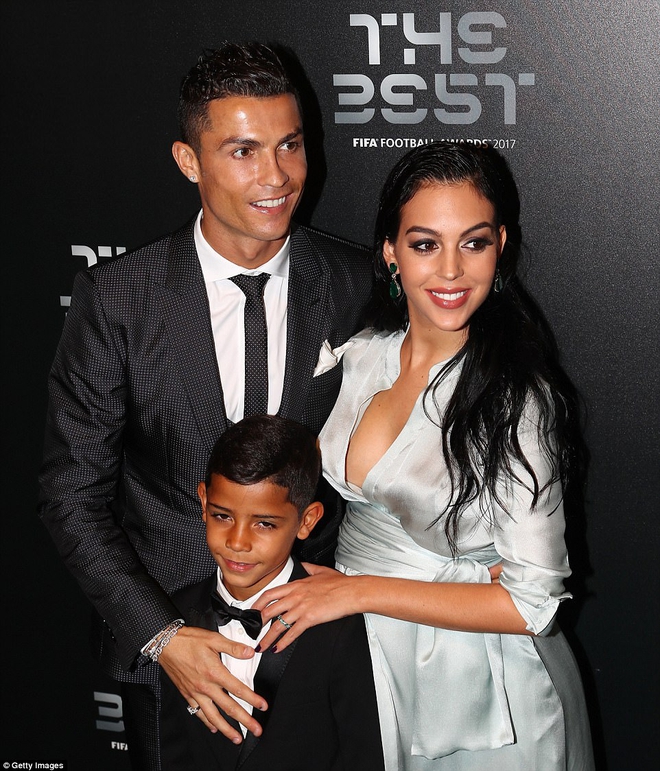 Con trai Ronaldo chững chạc bắt tay thần tượng Messi - Ảnh 5.