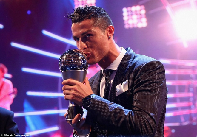 Ronaldo hôn Georgina trong ngày nhận giải The Best 2017 - Ảnh 5.