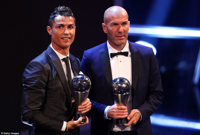 Ronaldo hôn Georgina trong ngày nhận giải The Best 2017 - Ảnh 6.