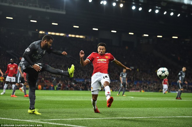 Man Utd thắng trận thứ 4 liên tiếp ở Champions League nhờ penalty và sai lầm của thủ môn Benfica - Ảnh 11.