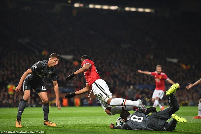 Man Utd thắng trận thứ 4 li&ecirc;n tiếp ở Champions League nhờ penalty v&agrave; sai lầm của thủ m&ocirc;n Benfica - Ảnh 5.