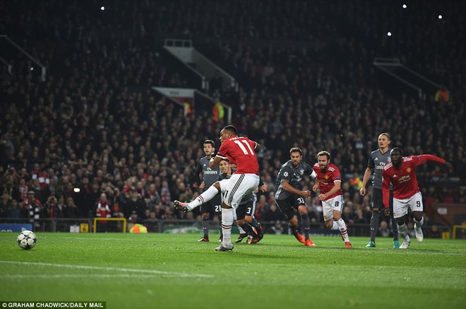 Man Utd thắng trận thứ 4 liên tiếp ở Champions League nhờ penalty và sai lầm của thủ môn Benfica - Ảnh 6.