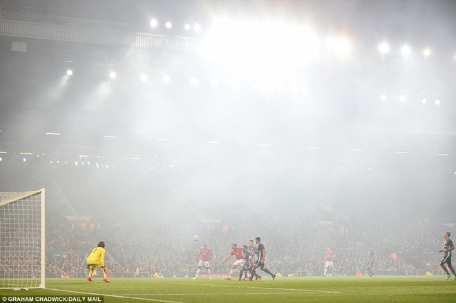 Man Utd thắng trận thứ 4 liên tiếp ở Champions League nhờ penalty và sai lầm của thủ môn Benfica - Ảnh 8.